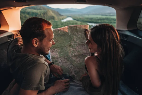 Feliz Joven Pareja Acostada Maletero Coche Disfrutando Viaje Por Carretera — Foto de Stock