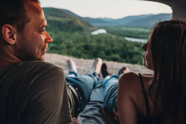 Widok Młodą Szczęśliwą Parę Leżącą Bagażniku Samochodu Cieszącą Się Podróżą — Zdjęcie stockowe