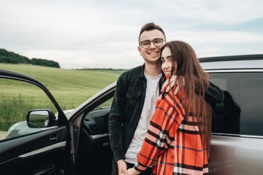 Genç Güzel Çift Araba, Seyahat ve Yolculuk Yakınında Kucaklaşıyor