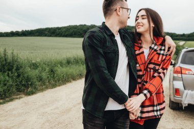 Genç Güzel Çift Araba, Seyahat ve Yolculuk Yakınında Kucaklaşıyor