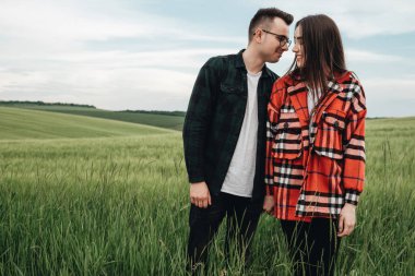 Dışarıda kucaklaşan genç ve güzel çift.