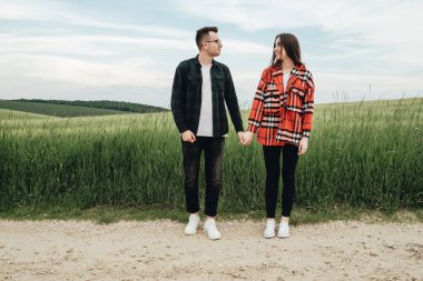 Genç ve güzel bir çift dışarıda eğleniyor.