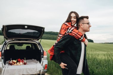 Genç ve güzel bir çift, Araba, Seyahat ve Yolculuk Konsepti 'nin yanında eğleniyor.