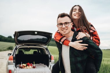 Genç ve güzel bir çift, Araba, Seyahat ve Yolculuk Konsepti 'nin yanında eğleniyor.