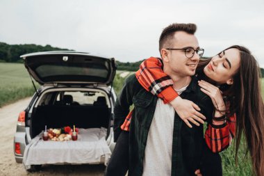 Genç Güzel Çift Araba, Seyahat ve Yolculuk Yakınında Kucaklaşıyor