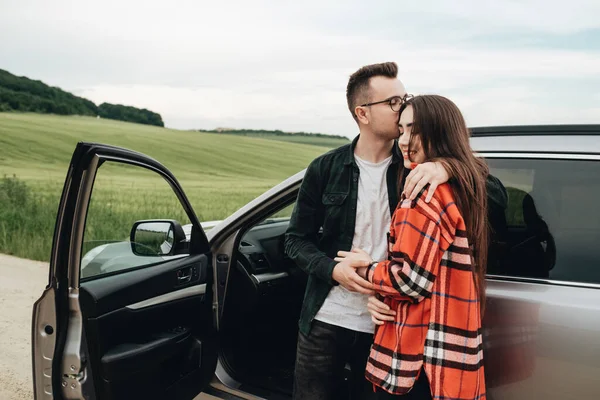 Joven Pareja Hermosa Abrazo Cerca Coche Viajes Roadtrip Concepto — Foto de Stock