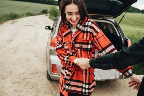 Joven Pareja Hermosa Divirtiéndose Cerca Coche Viaje Concepto Viaje — Foto de Stock