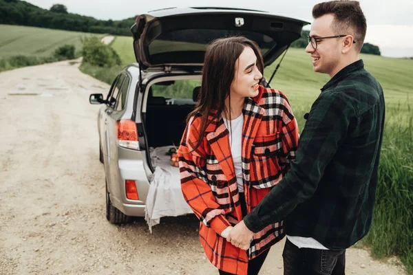 Jeune Beau Couple Amuser Près Voiture Voyage Roadtrip Concept — Photo