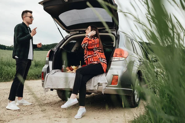 Casal Bonito Novo Que Diverte Perto Carro Viagem Conceito Viagem — Fotografia de Stock