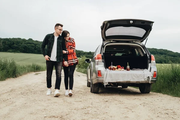 Casal Bonito Novo Que Diverte Perto Carro Viagem Conceito Viagem — Fotografia de Stock