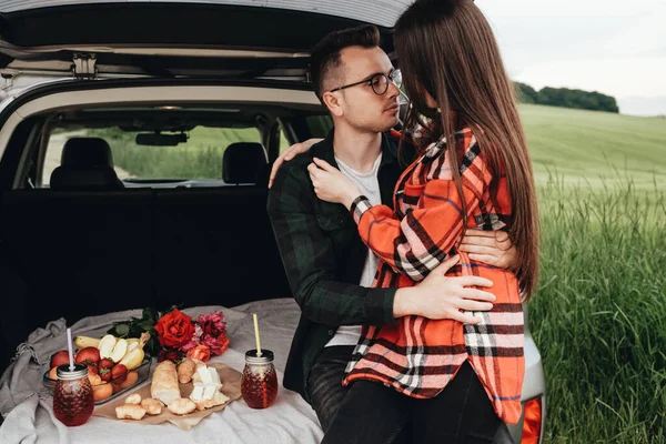 Joven Pareja Hermosa Sentada Maletero Del Coche Disfrutando Del Viaje — Foto de Stock