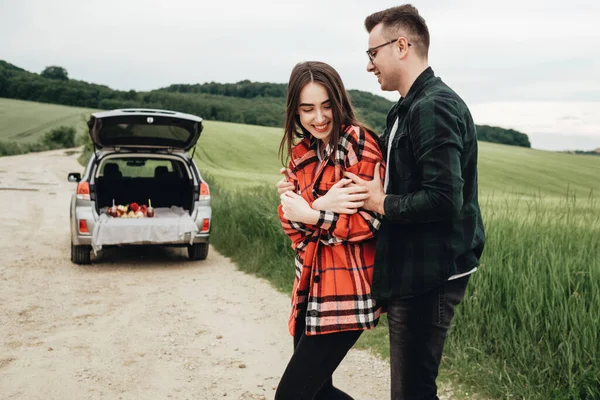 Casal Bonito Novo Que Diverte Perto Carro Viagem Conceito Viagem — Fotografia de Stock