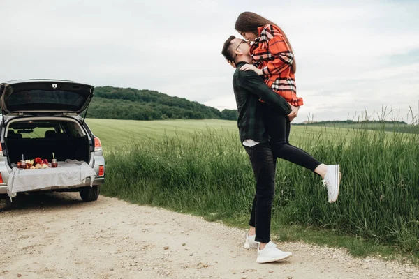 Jeune Beau Couple Étreignant Près Voiture Voyage Roadtrip Concept — Photo