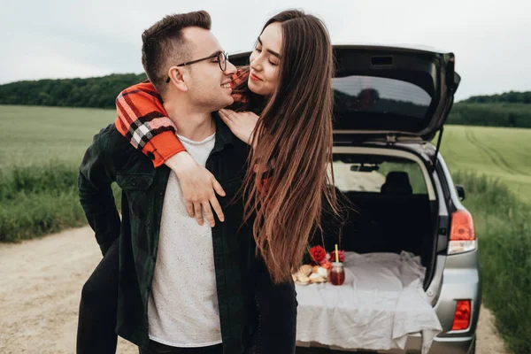 Casal Bonito Novo Que Diverte Perto Carro Viagem Conceito Viagem — Fotografia de Stock