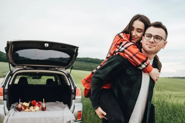 Jong Mooi Paar Hebben Plezier Buurt Van Auto Reizen Roadtrip — Stockfoto