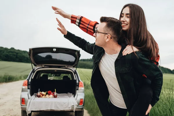 Joven Pareja Hermosa Divirtiéndose Cerca Coche Viaje Concepto Viaje — Foto de Stock