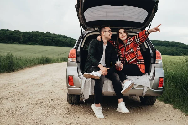 Joven Pareja Hermosa Sentada Maletero Del Coche Disfrutando Del Viaje —  Fotos de Stock