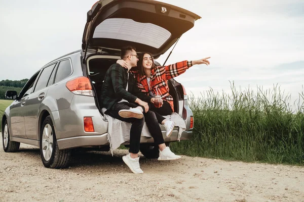 Joven Pareja Hermosa Sentada Maletero Del Coche Disfrutando Del Viaje — Foto de Stock