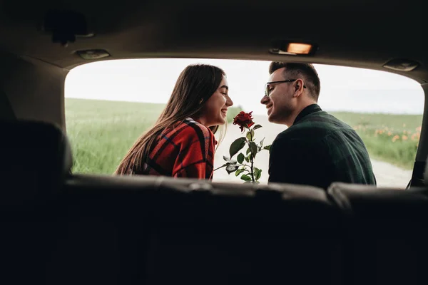 Vista Através Tronco Carro Casal Bonito Jovem Desfrutando Viagem Girl — Fotografia de Stock