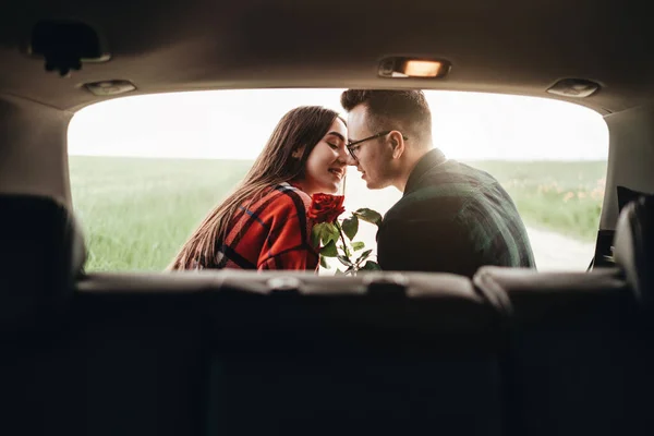 Vista Através Tronco Carro Casal Bonito Jovem Desfrutando Viagem Girl — Fotografia de Stock