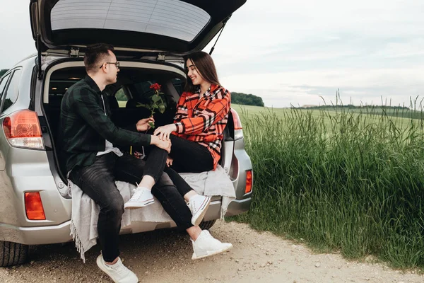 Young Beautiful Couple Sitting Car Trunk Enjoying Roadtrip Girl Holding — Stock Photo, Image