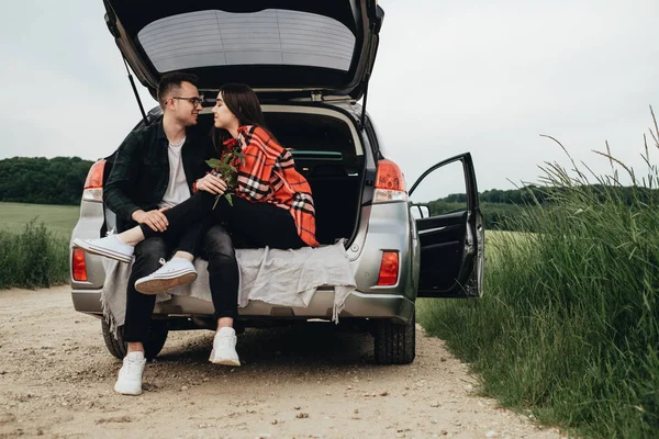 Jovem Casal Bonito Sentado Tronco Carro Desfrutando Viagem Menina Segurando — Fotografia de Stock