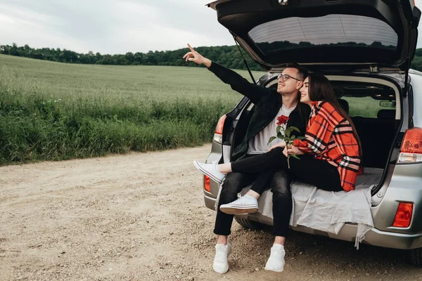 Genç Güzel Çift Araba Gövdesinde Oturuyor Yolculuğun Tadını Çıkartıyor Gül — Stok fotoğraf
