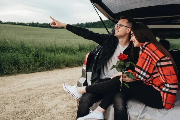 Jovem Casal Bonito Sentado Tronco Carro Desfrutando Viagem Menina Segurando — Fotografia de Stock