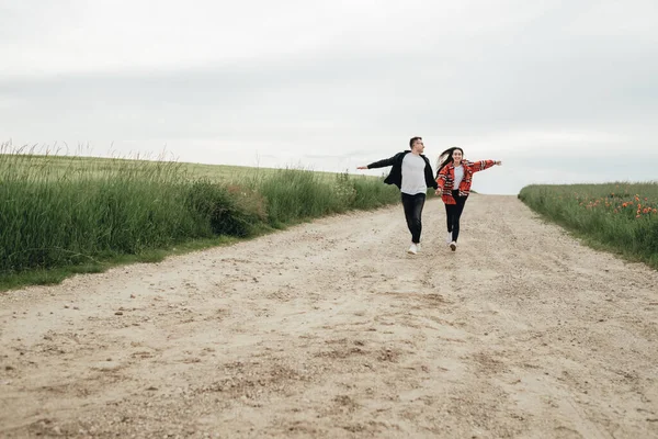 Pasangan Muda Yang Cantik Berjalan Luar Ruangan Lapangan — Stok Foto