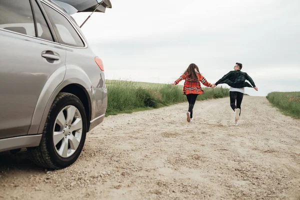 Jeune Beau Couple Amuser Près Voiture Voyage Roadtrip Concept — Photo