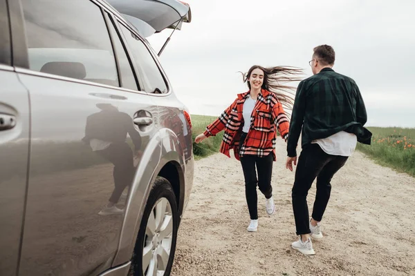 Joven Pareja Hermosa Divirtiéndose Cerca Coche Viaje Concepto Viaje —  Fotos de Stock