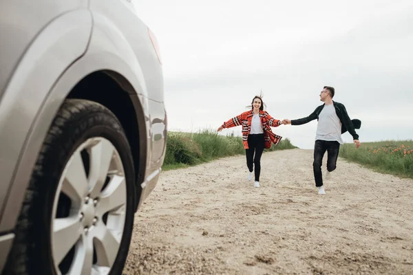 Joven Pareja Hermosa Divirtiéndose Cerca Coche Viaje Concepto Viaje —  Fotos de Stock