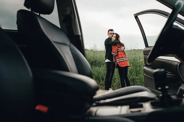 Genç Güzel Çift Araba Seyahat Yolculuk Yakınında Kucaklaşıyor — Stok fotoğraf