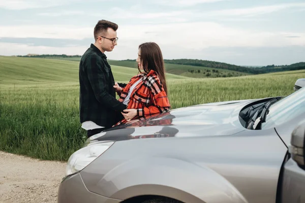 Jeune Beau Couple Amuser Près Voiture Voyage Roadtrip Concept — Photo