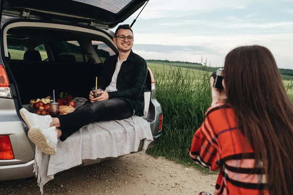 Mladý Krásný Pár Baví Blízkosti Auta Dívka Fotí Svého Přítele — Stock fotografie