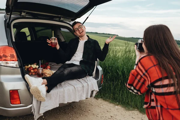 Joven Hermosa Pareja Tener Divertido Cerca Coche Chica Toma Fotos — Foto de Stock