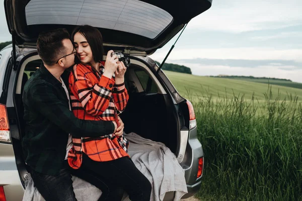 Joven Pareja Hermosa Sentada Maletero Del Coche Disfrutando Del Viaje — Foto de Stock