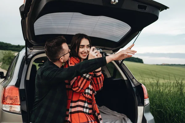 Young Beautiful Couple Sitting Car Trunk Enjoying Roadtrip — Stock Photo, Image