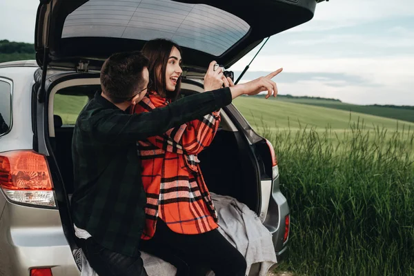 Joven Pareja Hermosa Sentada Maletero Del Coche Disfrutando Del Viaje —  Fotos de Stock