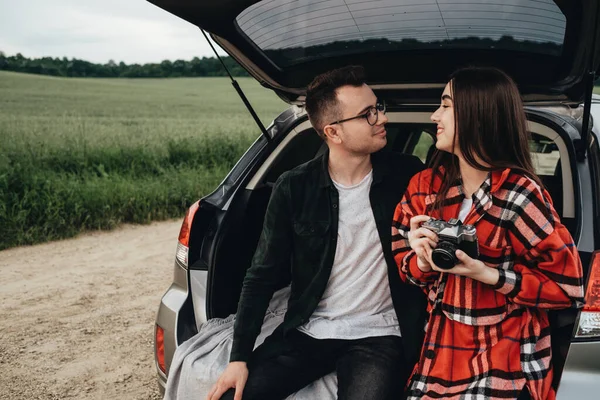 Joven Pareja Hermosa Sentada Maletero Del Coche Disfrutando Del Viaje —  Fotos de Stock