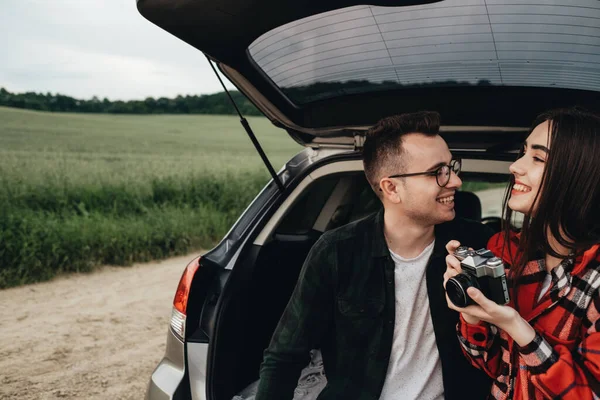 Joven Pareja Hermosa Sentada Maletero Del Coche Disfrutando Del Viaje — Foto de Stock