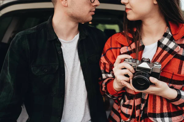 Pasangan Cantik Muda Duduk Trunk Mobil Dan Menikmati Perjalanan — Stok Foto