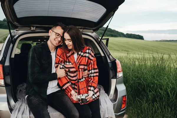 Jovem Casal Bonito Sentado Tronco Carro Aproveitando Viagem — Fotografia de Stock