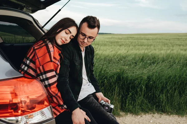 Jovem Casal Bonito Sentado Tronco Carro Aproveitando Viagem — Fotografia de Stock