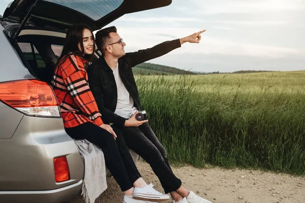Молоді Чудові Подружжя Сидять Автомобільній Машині Тішаться Подорожжжю — стокове фото