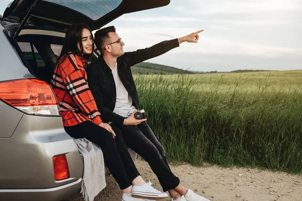 Unga Vackra Par Sitter Bagageluckan Och Njuter Roadtrip — Stockfoto