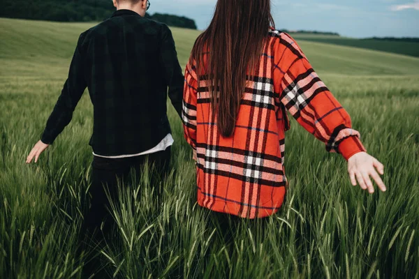 Jong Mooi Paar Wandelingen Buiten Het Veld — Stockfoto