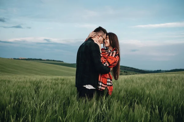 Junges Schönes Paar Umarmt Sich Draußen Auf Dem Feld — Stockfoto