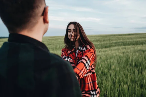 Fiatal Gyönyörű Pár Sétál Szabadtéren Field — Stock Fotó