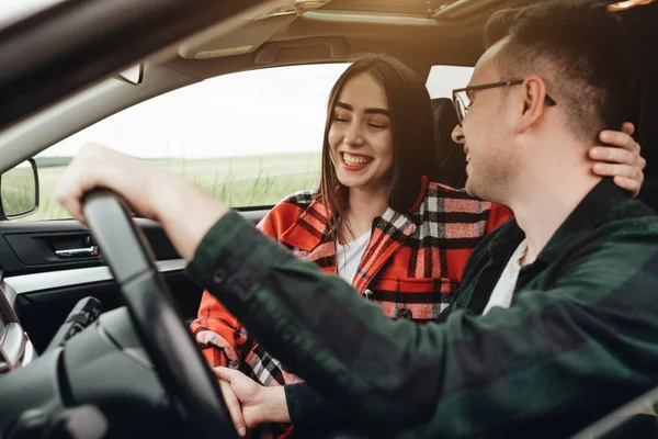 Joven Pareja Hermosa Sentada Coche Disfrutando Del Viaje —  Fotos de Stock